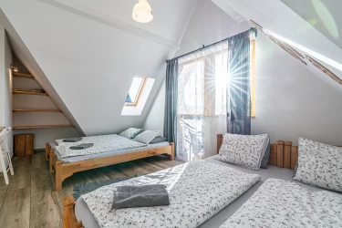 sypialnia z widokiem na góry Tatry w domu góralskim