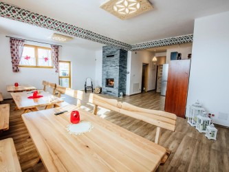 sala kominkowa w domu góralskim na wynajem